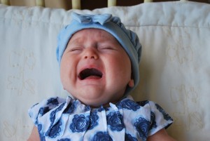un bebé llorando