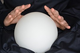 una bola de cristal con 2 manos